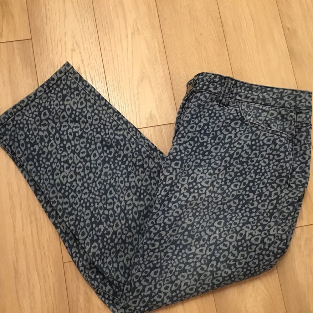 Style & Co. Women’s Size 16 Navy Cheetah Print 5 Pocket Capri Jeans
